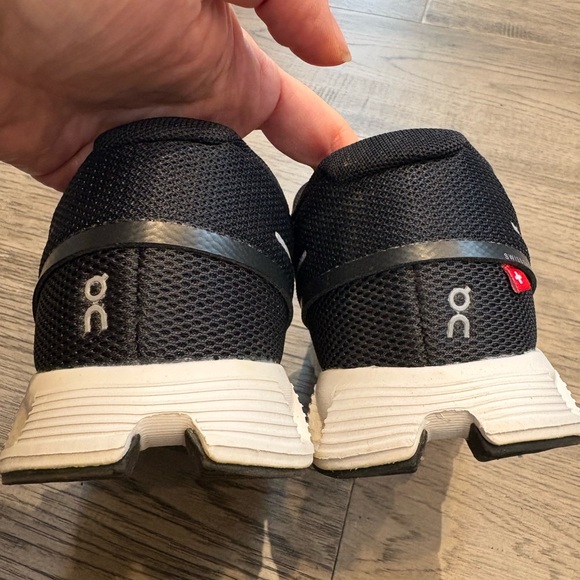 On Womens’s Cloud Black Sneakers- Womens 6.5 - Picture 5 of 6